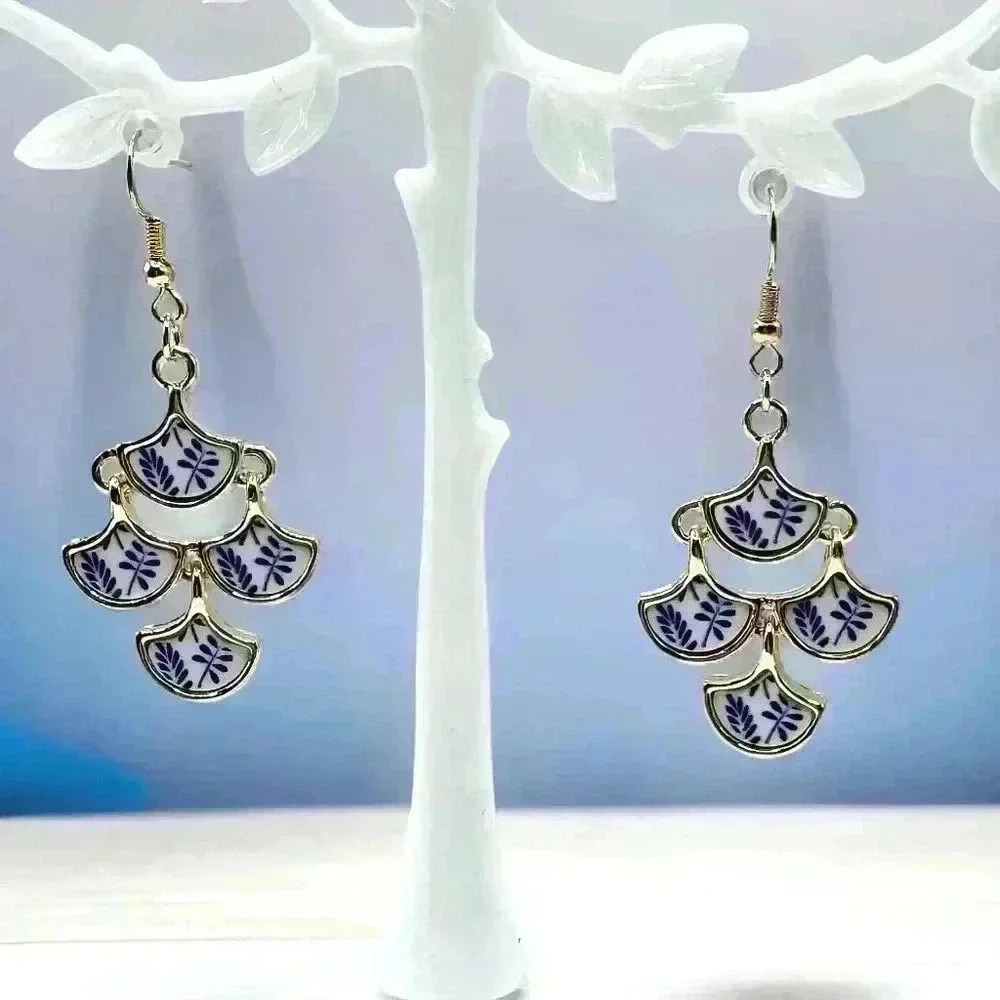 Chinese Style Floral Pattern Earrings - Picture 4 of 4